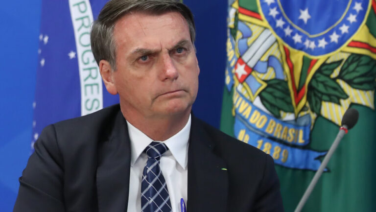 De acordo com Bolsonaro ‘não vai interferir,’ mas que pode mudar política de preços da Petrobras