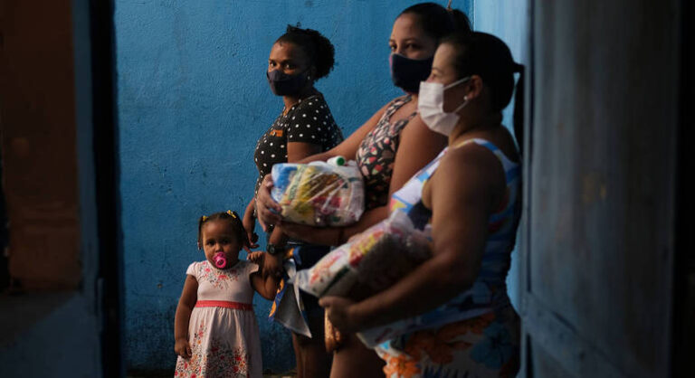 98% dos moradores de favelas vão usar auxílio para comer