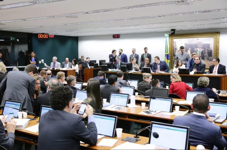 Câmara: CCJ dá aval a projeto que permite candidaturas de políticos multados por contas rejeitadas